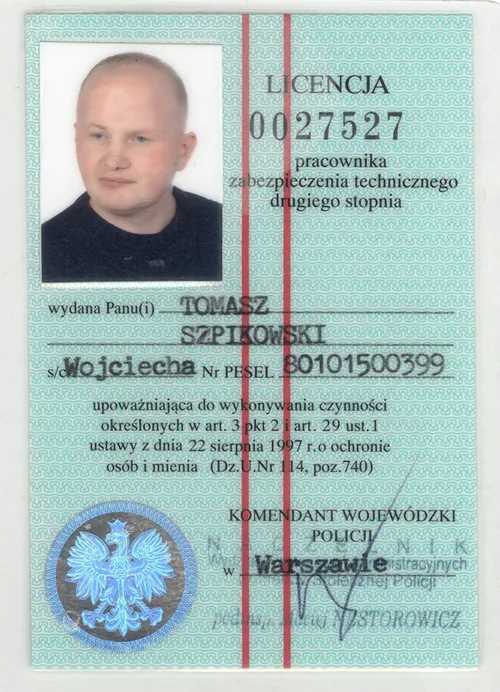 pilot samochodowy w trakcie naprawy elektroniki